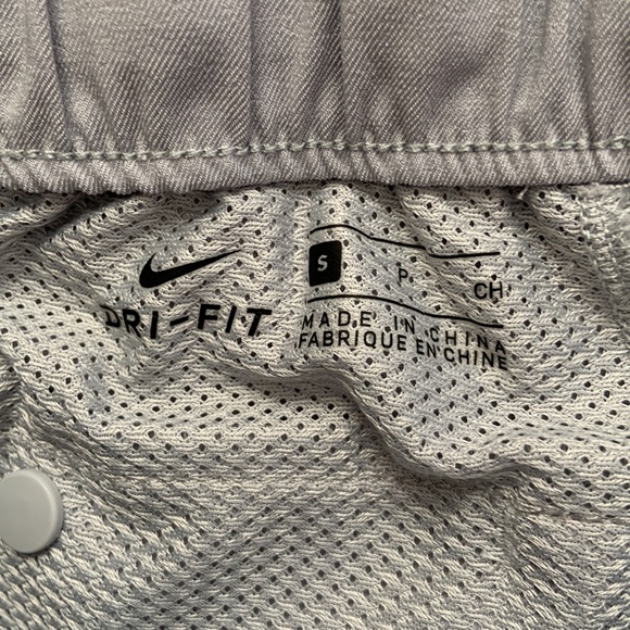 Nike Dri fit Gray Pleated Golf Athletic Midi Shorts - Picture 9 of 9